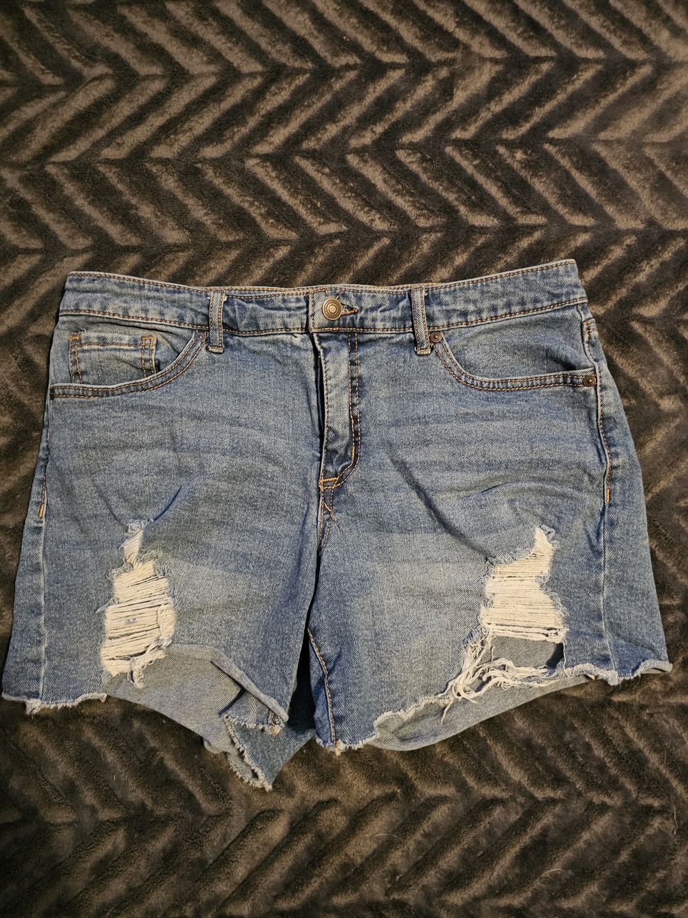 Sofia Jeans by Sofia Vergara Lila Distressed Denim Shorts Size 10